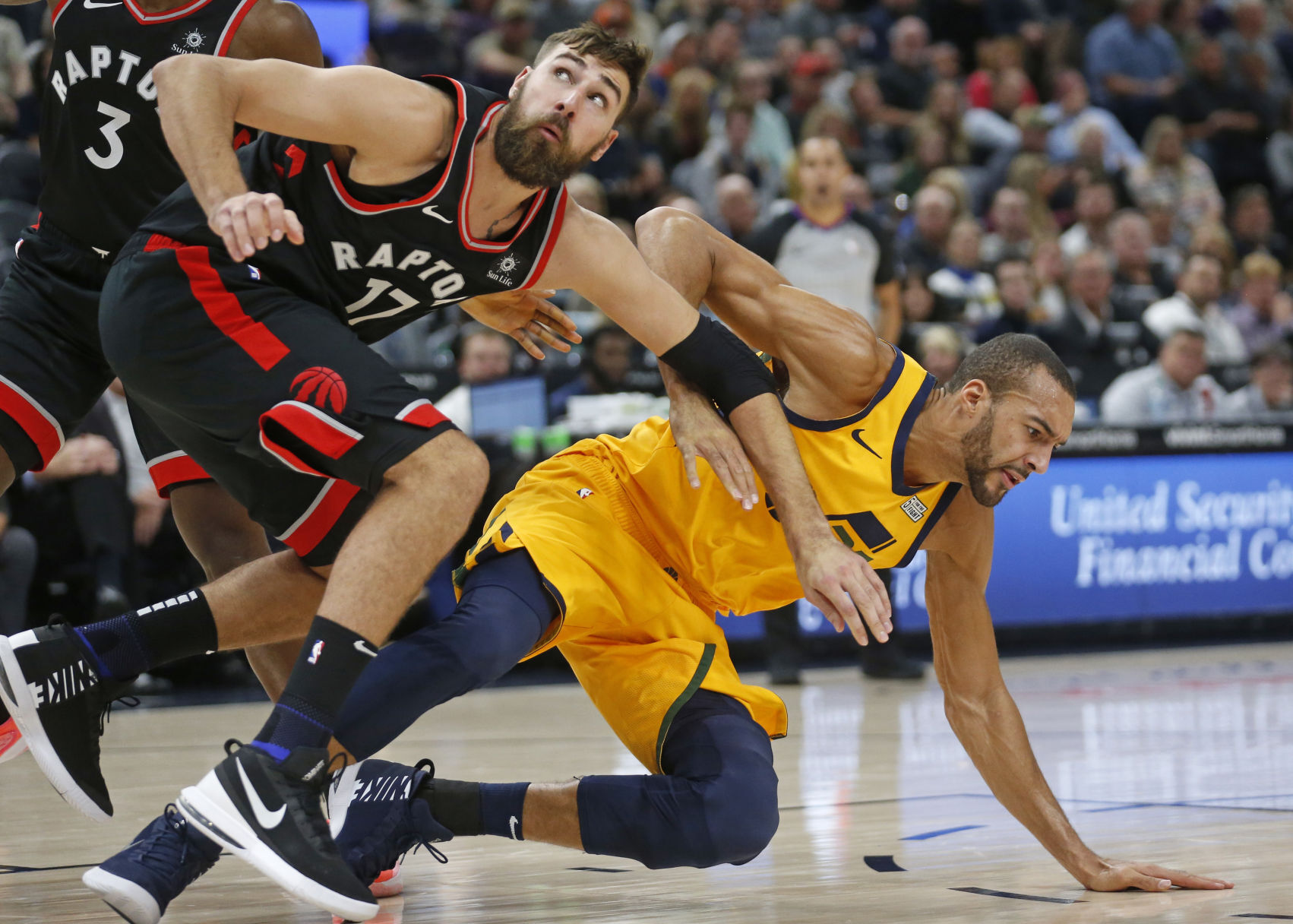 Lowry, balanced Raptors rout slumping Jazz